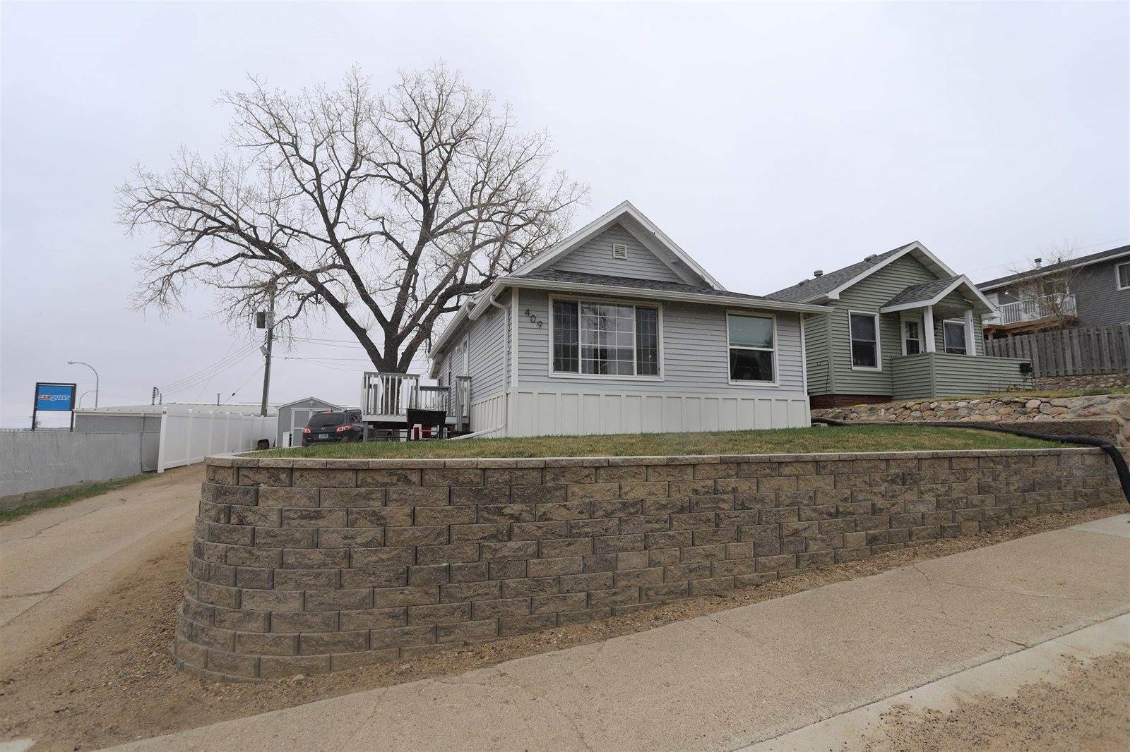 409 5th ST SW, Minot, ND 58701
