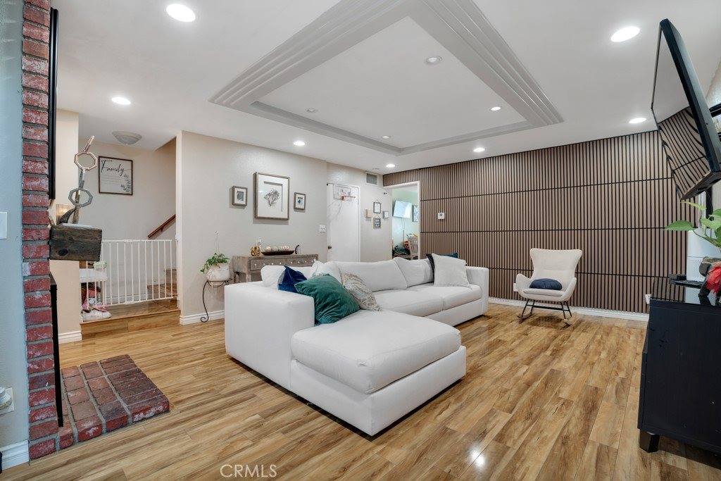 19540 Sherman Way, Reseda, CA 91335