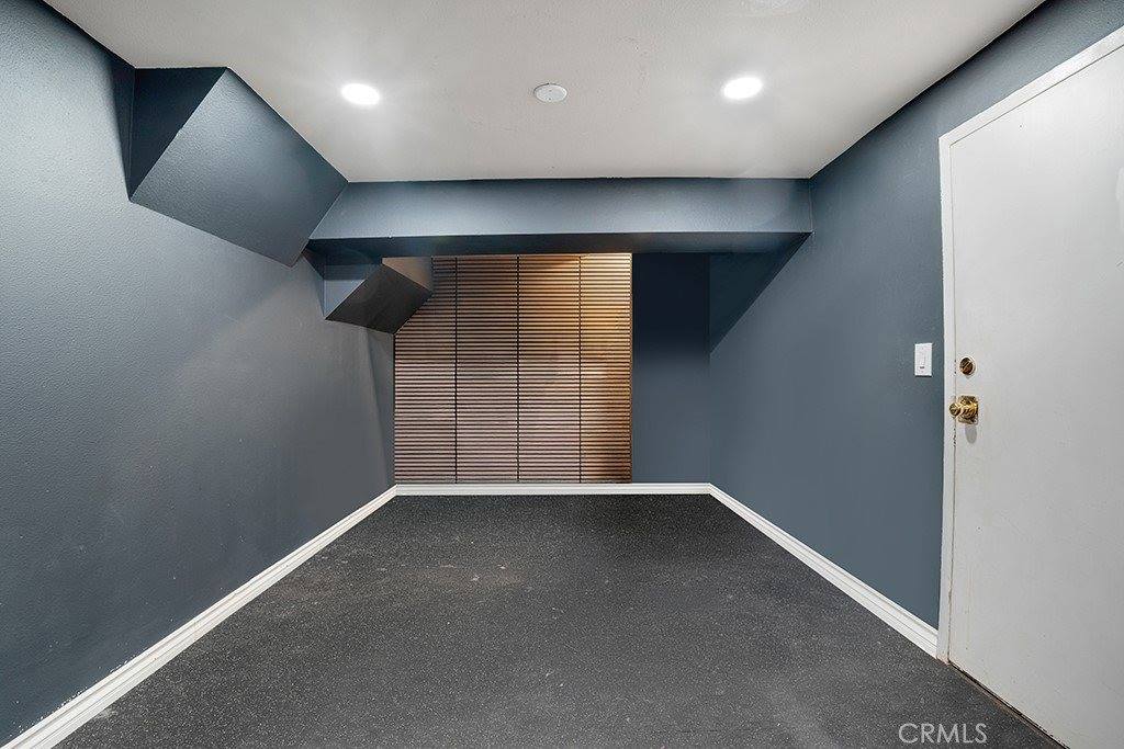 19540 Sherman Way, Reseda, CA 91335