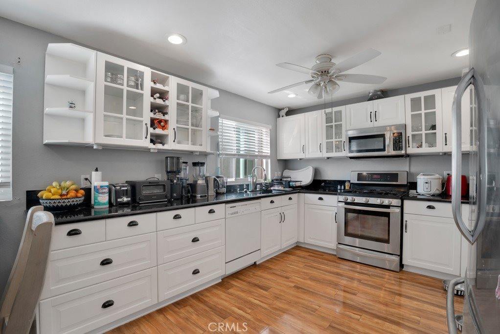 19540 Sherman Way, Reseda, CA 91335