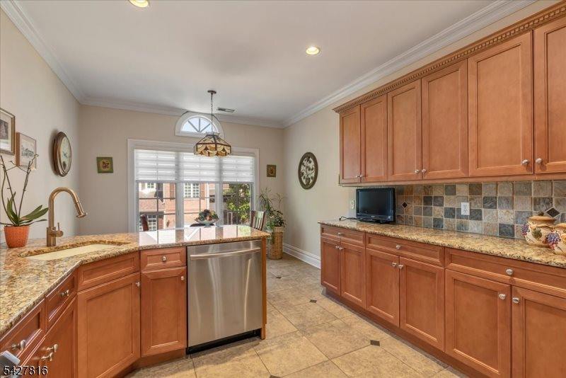 29 Schmidt Cir, Watchung Boro, NJ 07069