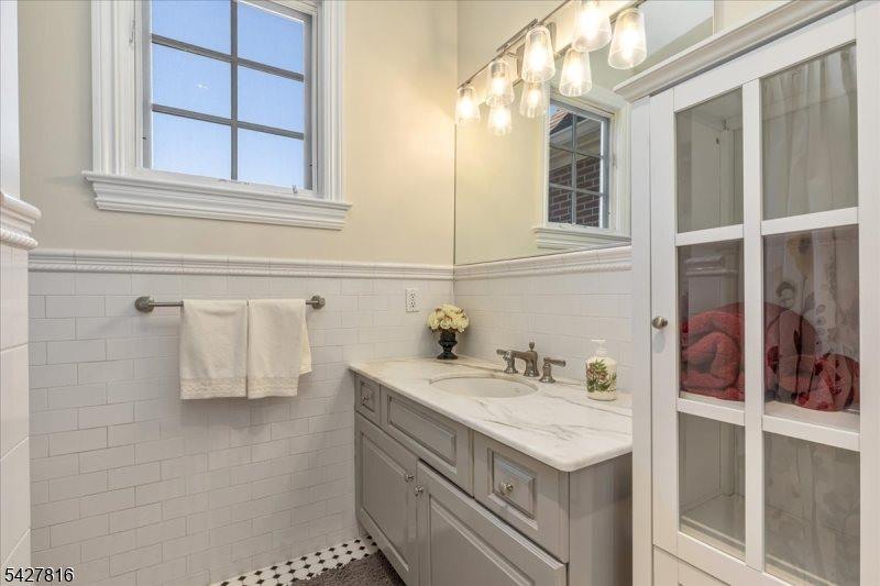 29 Schmidt Cir, Watchung Boro, NJ 07069