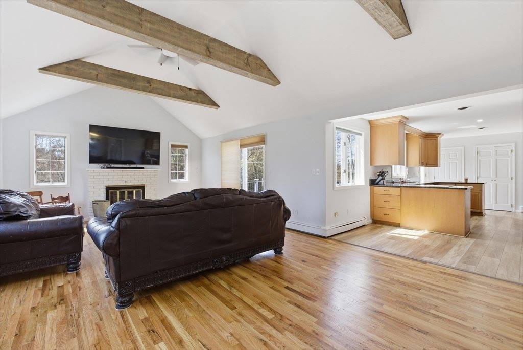 28 Lancelot Ct, Norwood, MA 02062