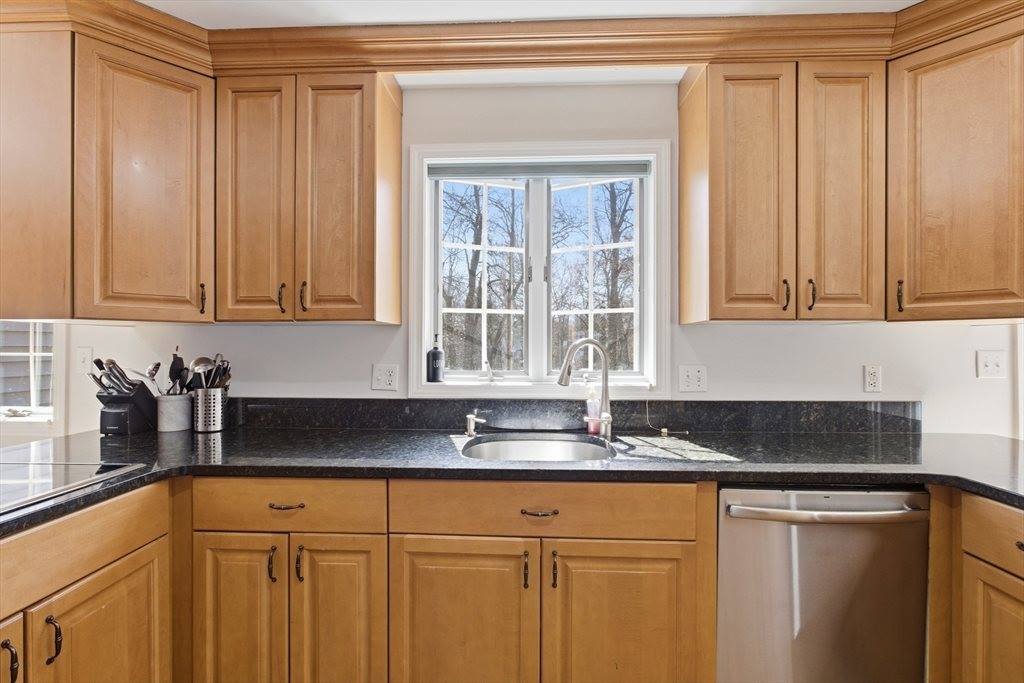 28 Lancelot Ct, Norwood, MA 02062