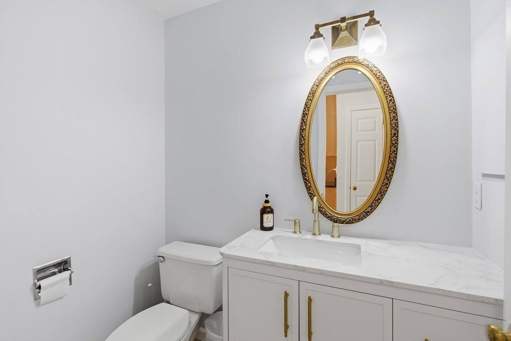 28 Lancelot Ct, Norwood, MA 02062