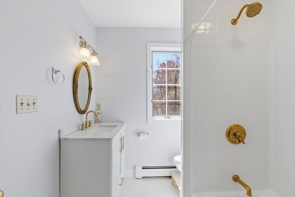 28 Lancelot Ct, Norwood, MA 02062