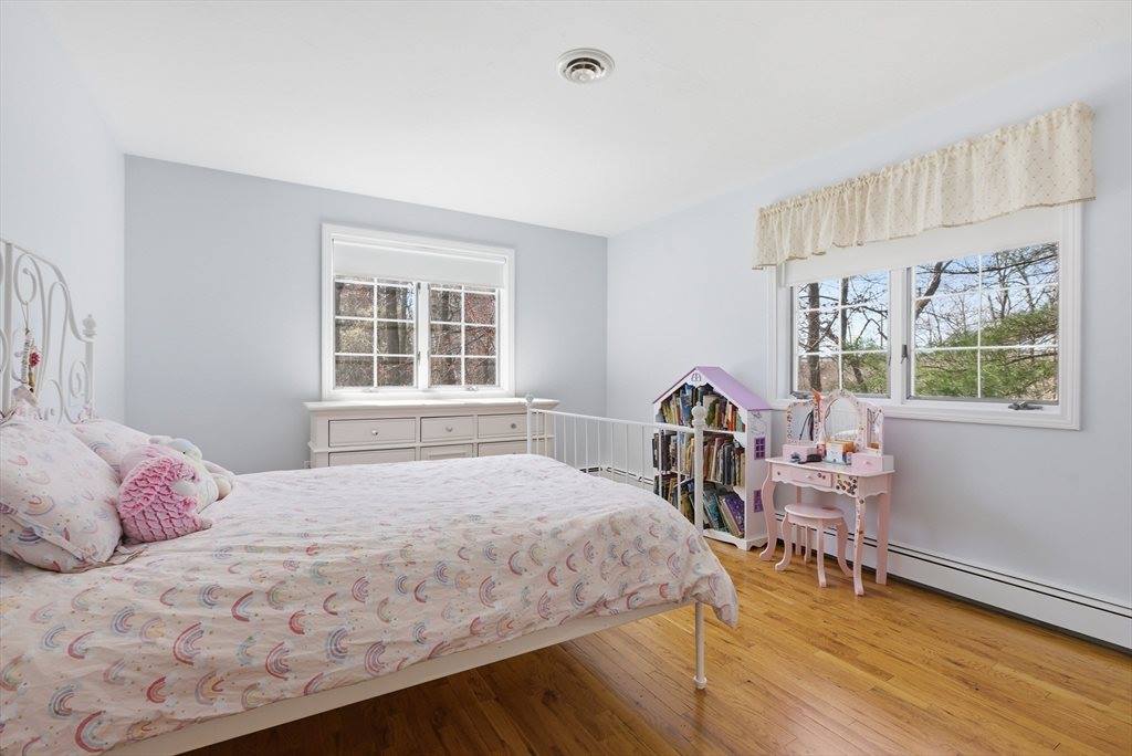 28 Lancelot Ct, Norwood, MA 02062