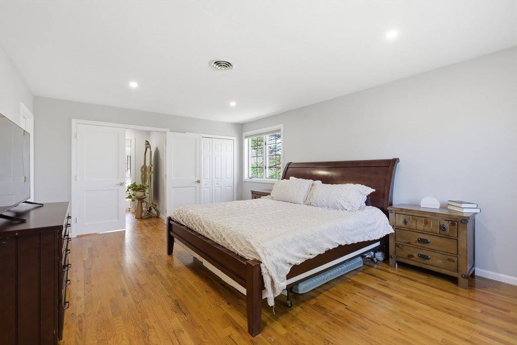 28 Lancelot Ct, Norwood, MA 02062