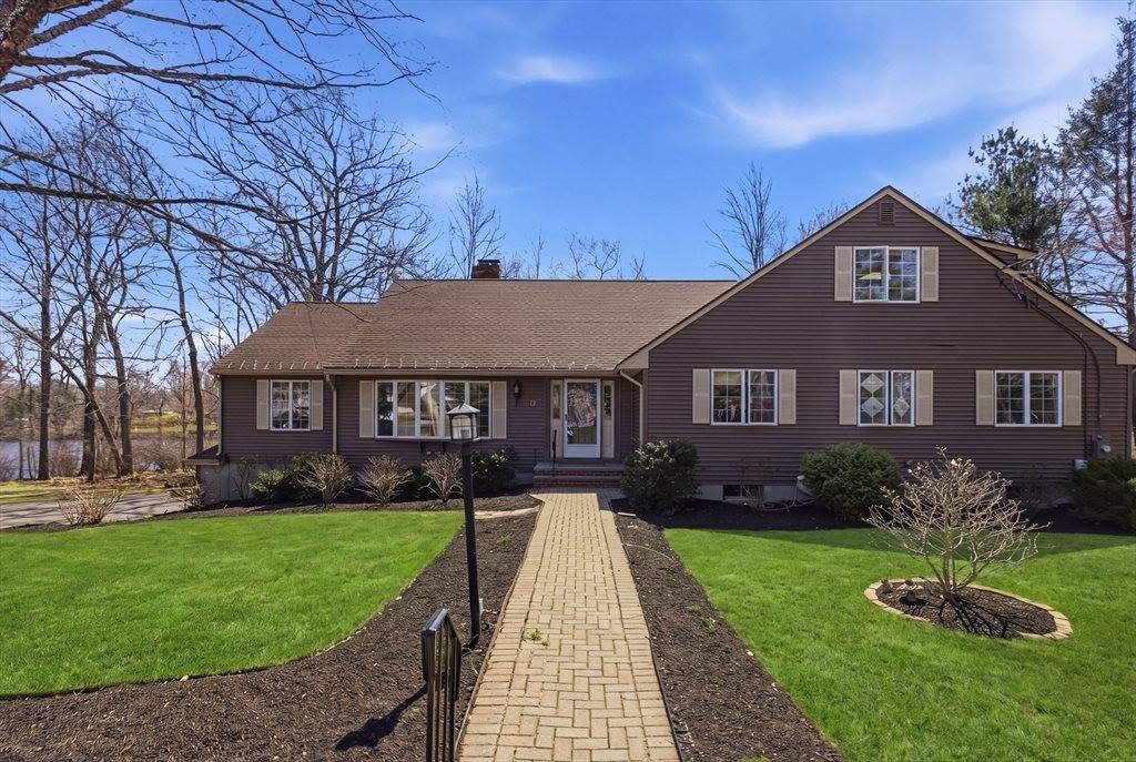 28 Lancelot Ct, Norwood, MA 02062