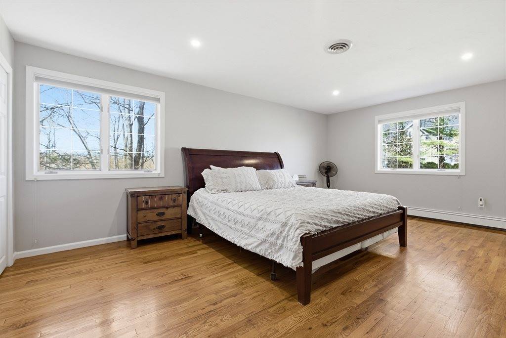 28 Lancelot Ct, Norwood, MA 02062