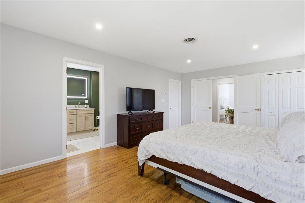 28 Lancelot Ct, Norwood, MA 02062