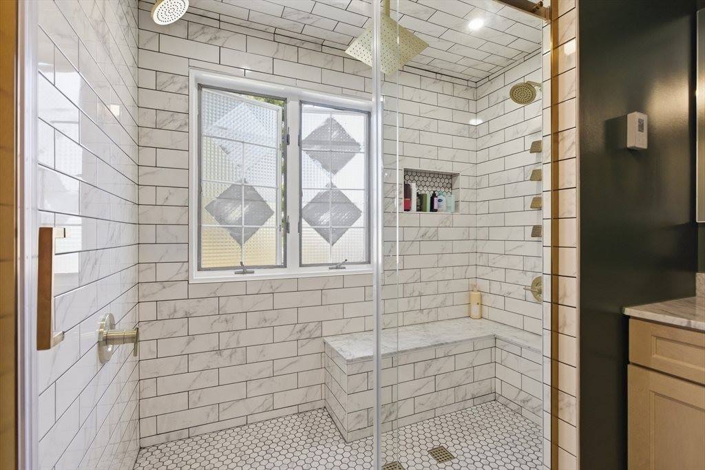 28 Lancelot Ct, Norwood, MA 02062