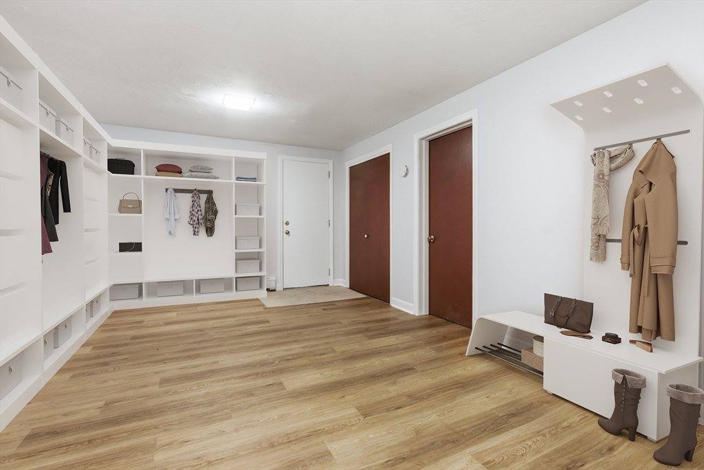 28 Lancelot Ct, Norwood, MA 02062