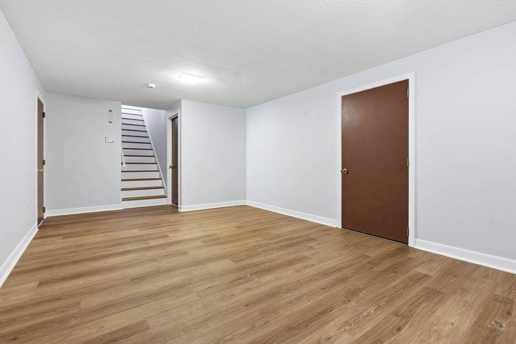 28 Lancelot Ct, Norwood, MA 02062