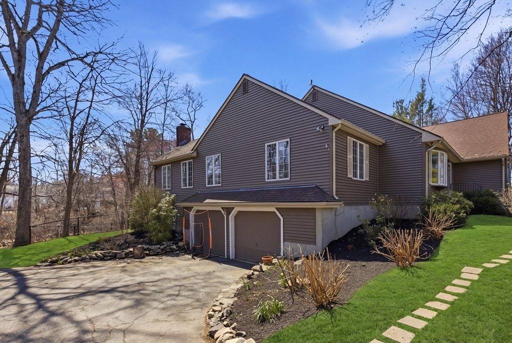 28 Lancelot Ct, Norwood, MA 02062