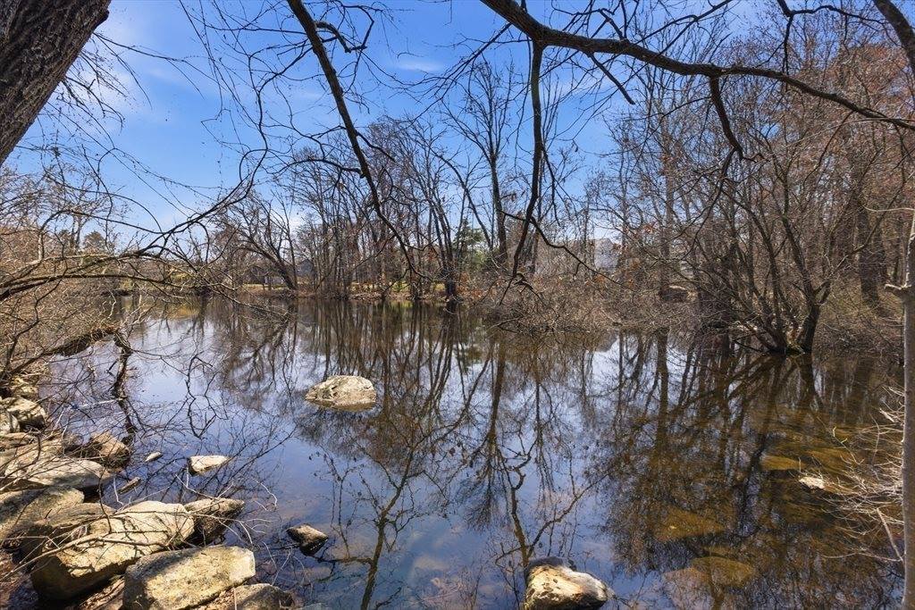 28 Lancelot Ct, Norwood, MA 02062