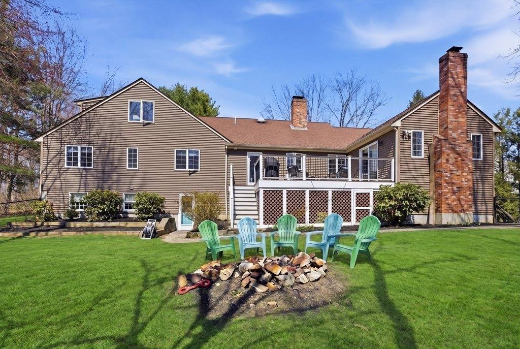 28 Lancelot Ct, Norwood, MA 02062