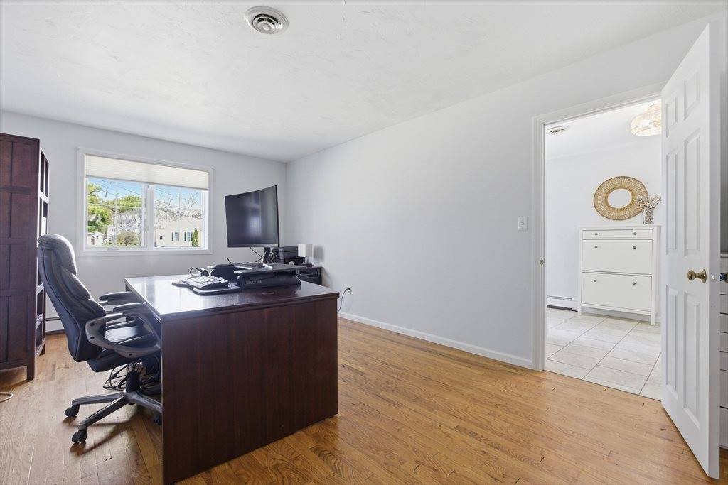 28 Lancelot Ct, Norwood, MA 02062