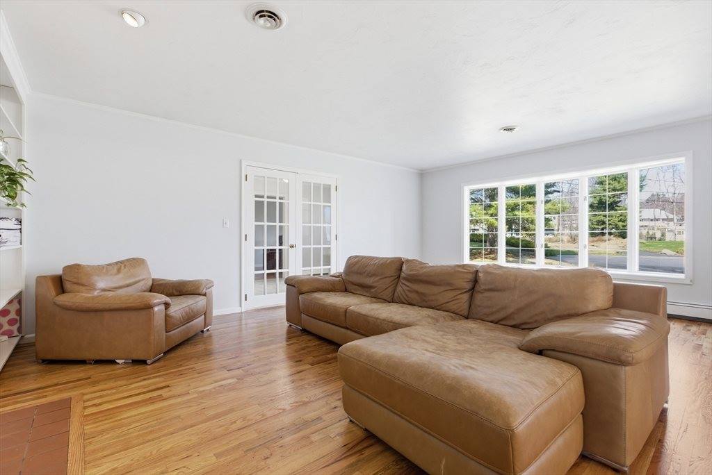 28 Lancelot Ct, Norwood, MA 02062
