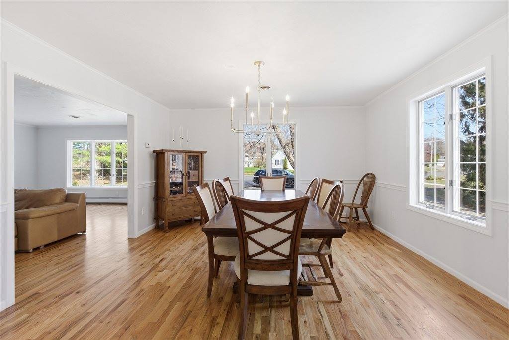 28 Lancelot Ct, Norwood, MA 02062