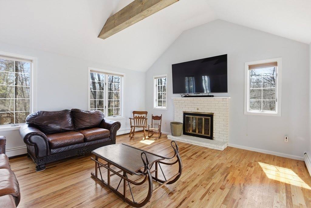 28 Lancelot Ct, Norwood, MA 02062
