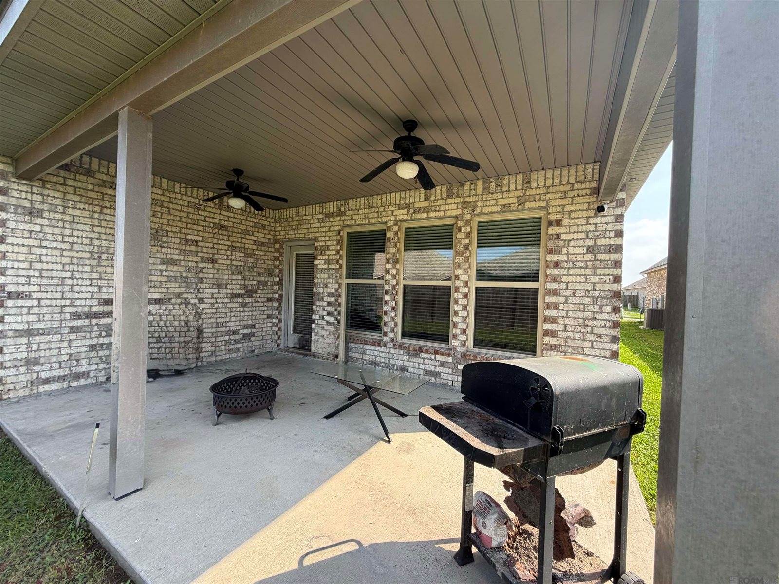 1074 Elliston Dr, Gonzales, LA 70737