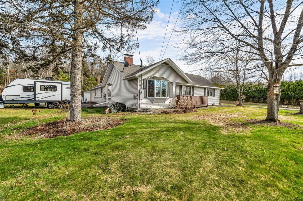 272 Enfield Road, Lincoln, ME 04457