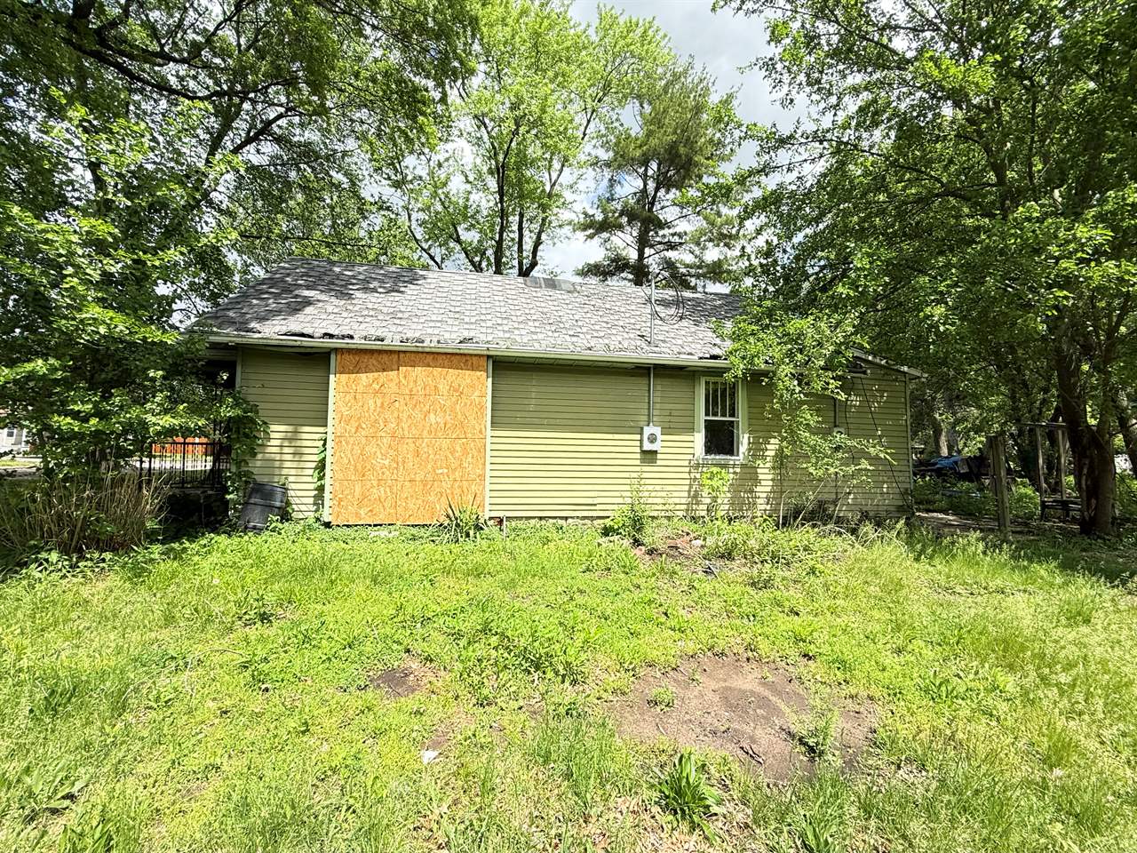 1823 n 23rd, Terre Haute, IN 47804
