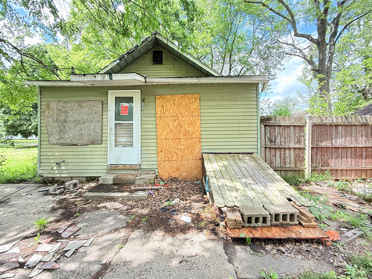 1823 n 23rd, Terre Haute, IN 47804