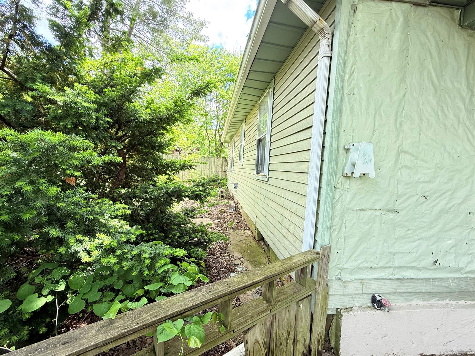 1823 n 23rd, Terre Haute, IN 47804