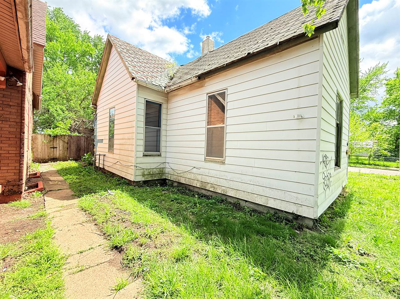 601 N 13 1/2 St, Terre Haute, IN 47804