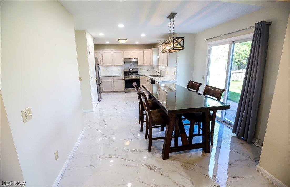 4823 Elizabeth Lane, Brooklyn, OH 44144