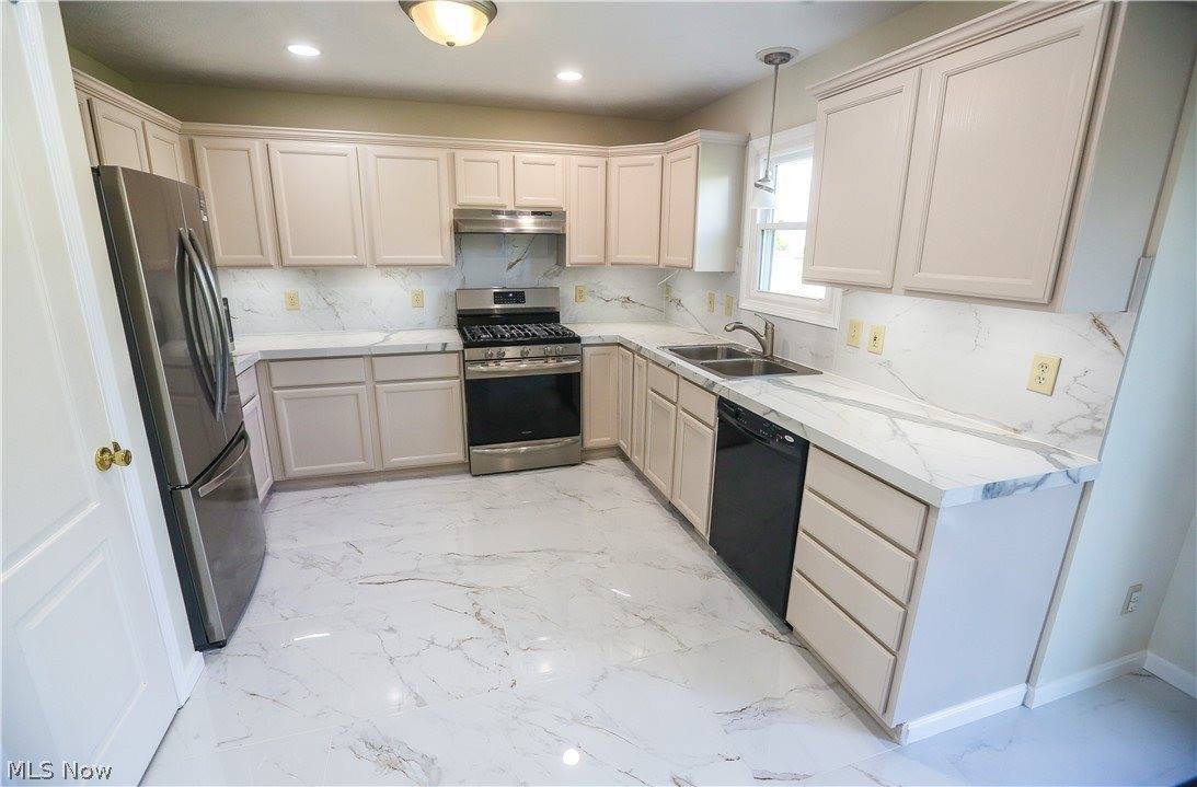 4823 Elizabeth Lane, Brooklyn, OH 44144