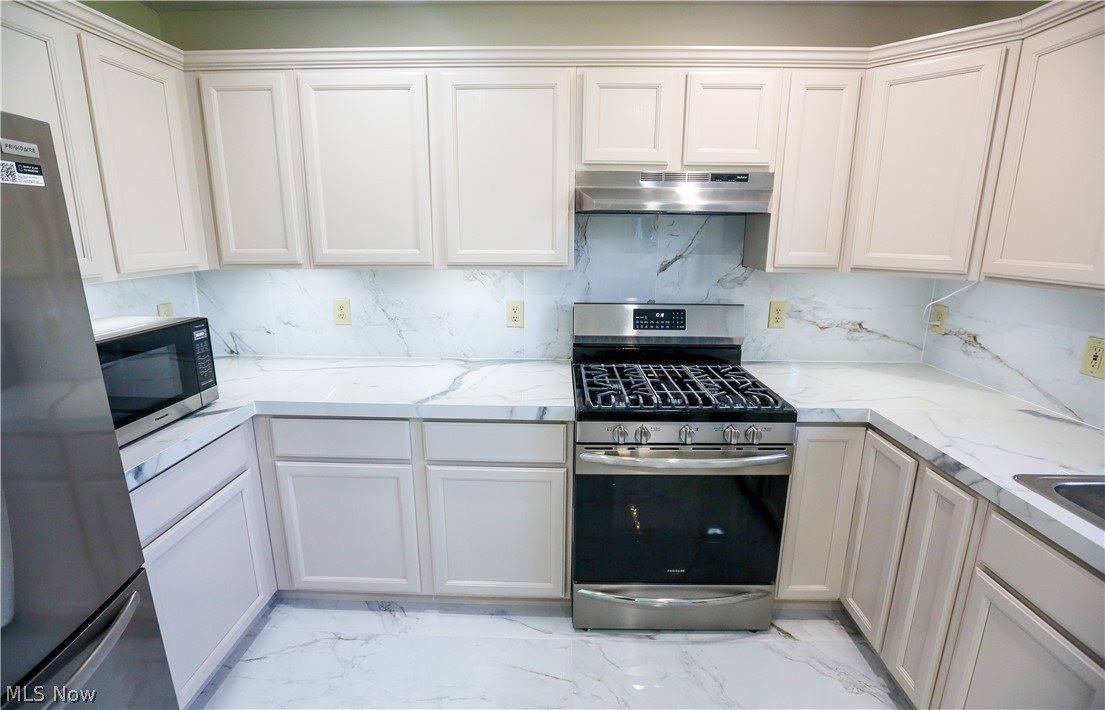 4823 Elizabeth Lane, Brooklyn, OH 44144