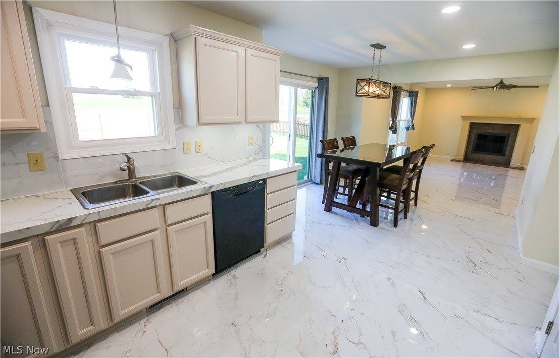 4823 Elizabeth Lane, Brooklyn, OH 44144