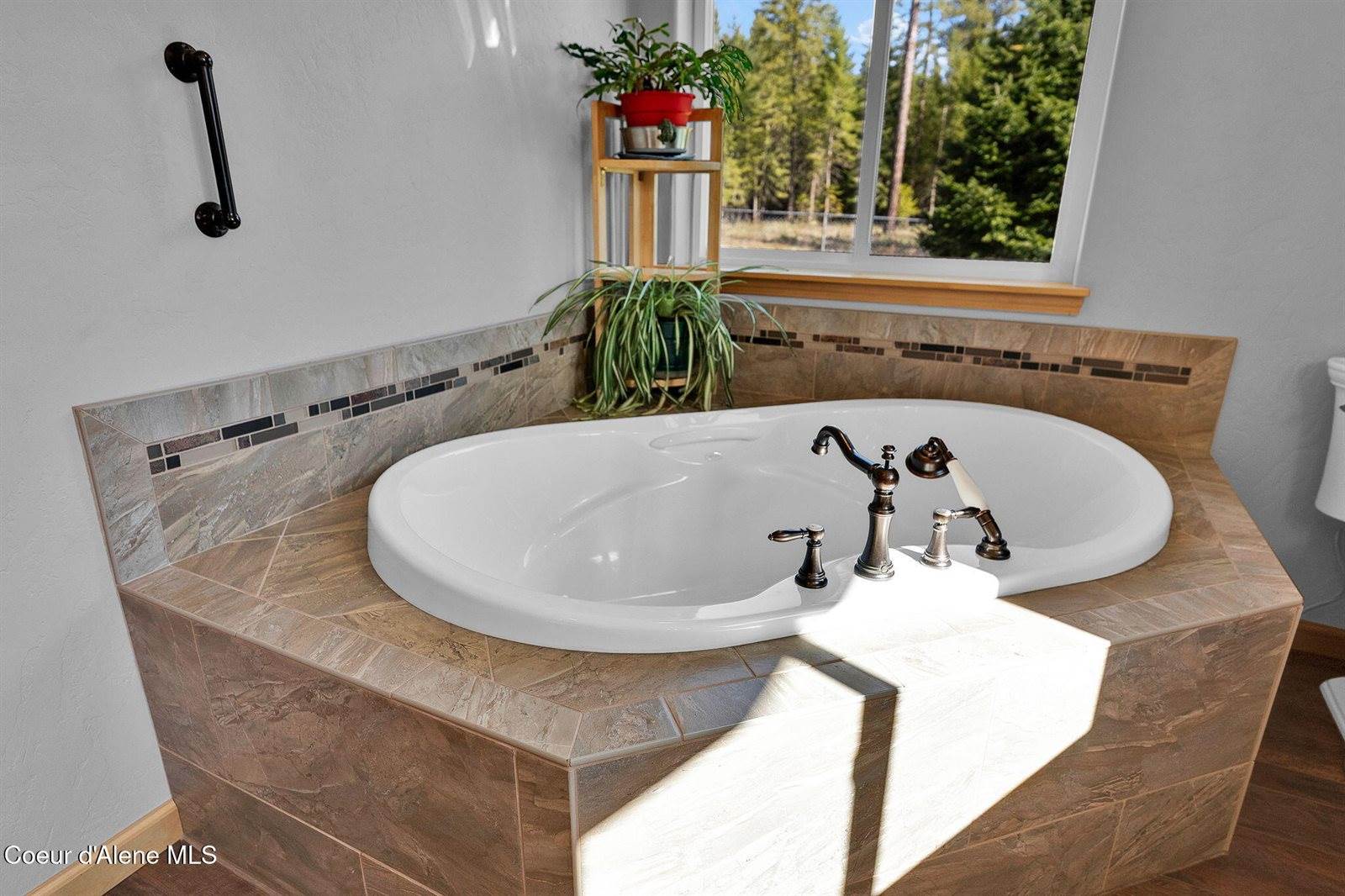 386 Ursa Ln, Priest River, ID 83856