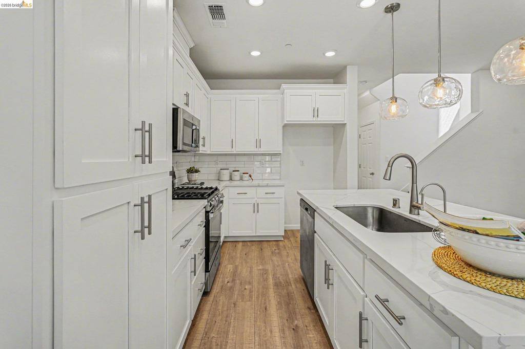 38 Fern Ln, Pittsburg, CA 94565