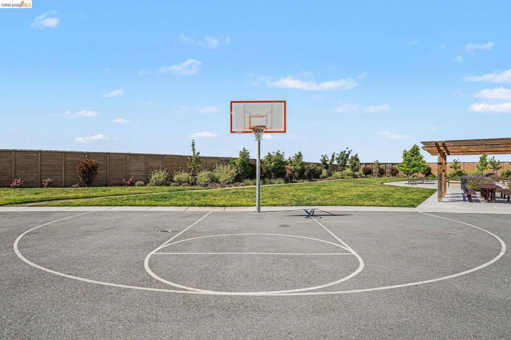 38 Fern Ln, Pittsburg, CA 94565