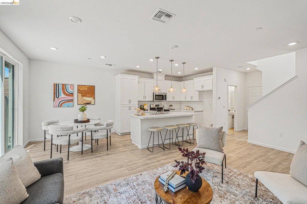 38 Fern Ln, Pittsburg, CA 94565