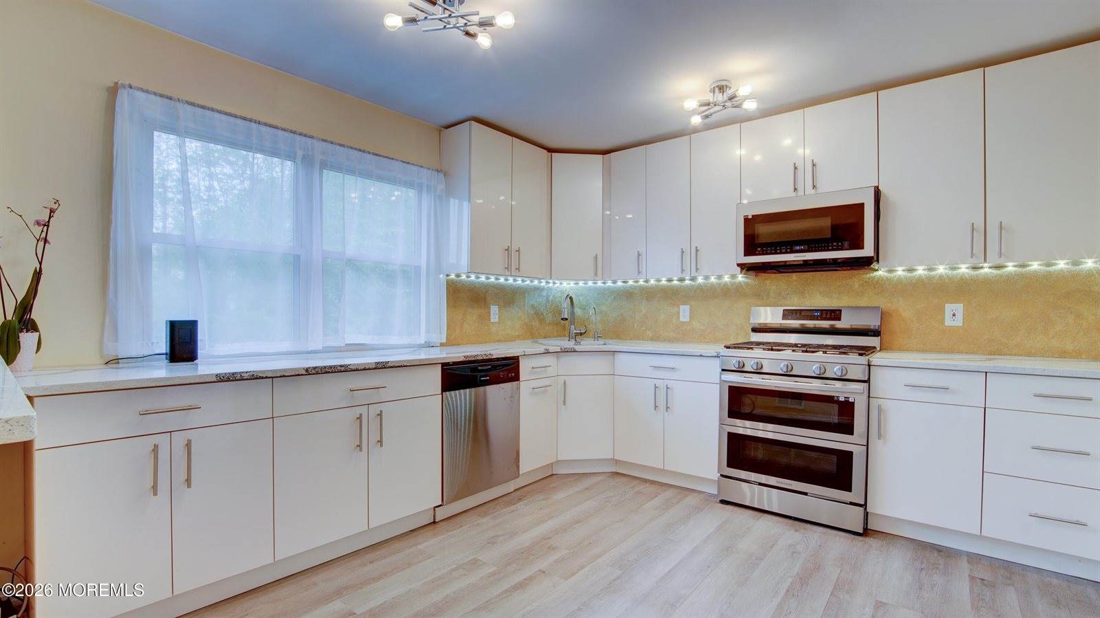 2 Lone Star Lane, Manalapan, NJ 07726