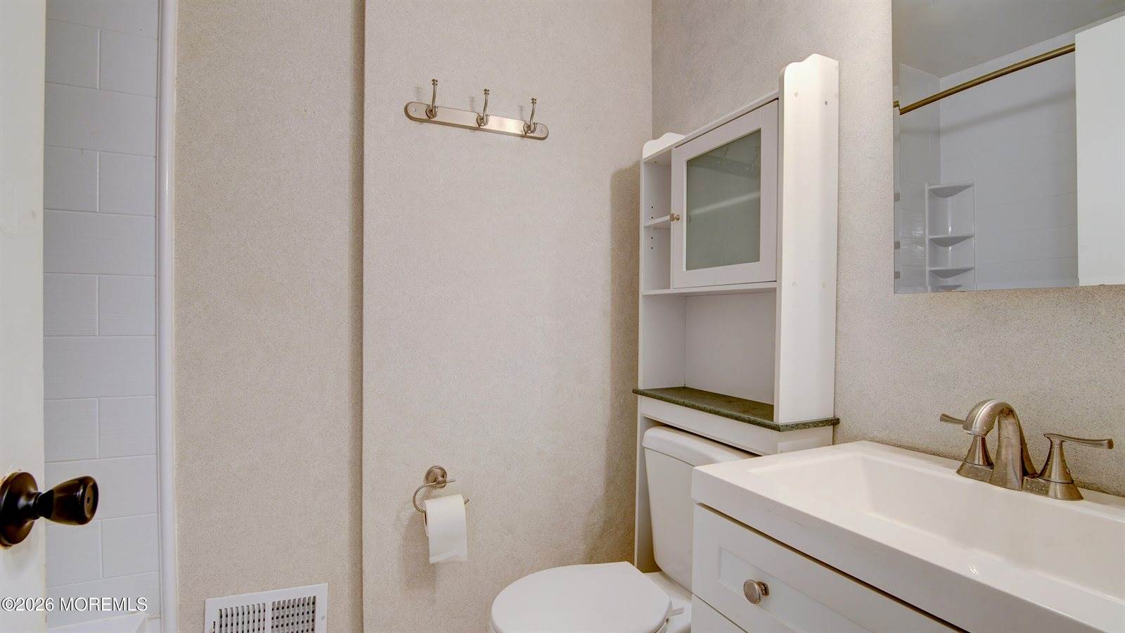 2 Lone Star Lane, Manalapan, NJ 07726