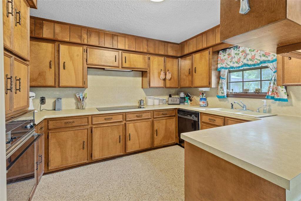 2861 Delta Downs Drive, Vinton, LA 70668
