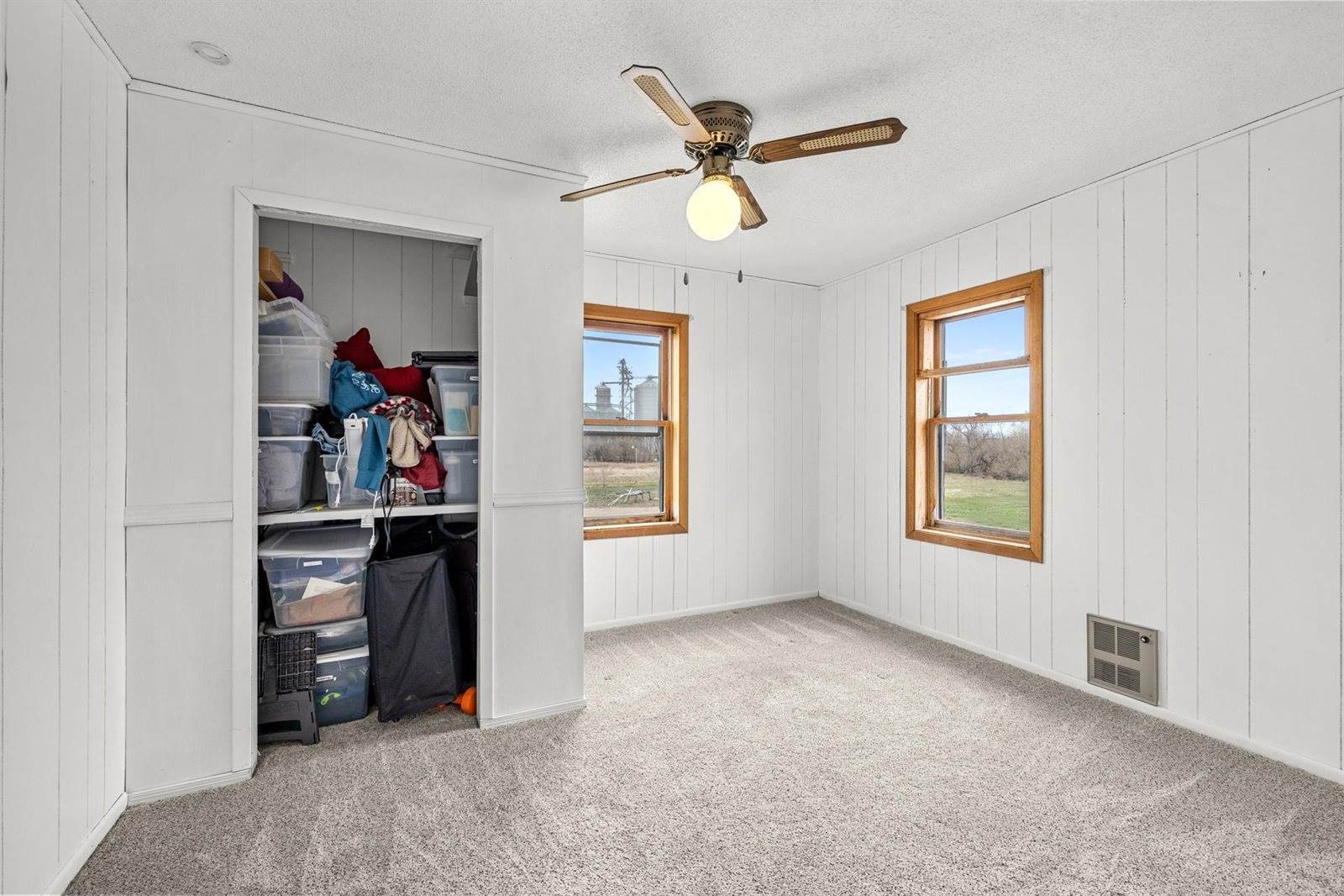 333 3rd St W, Ross, ND 58776