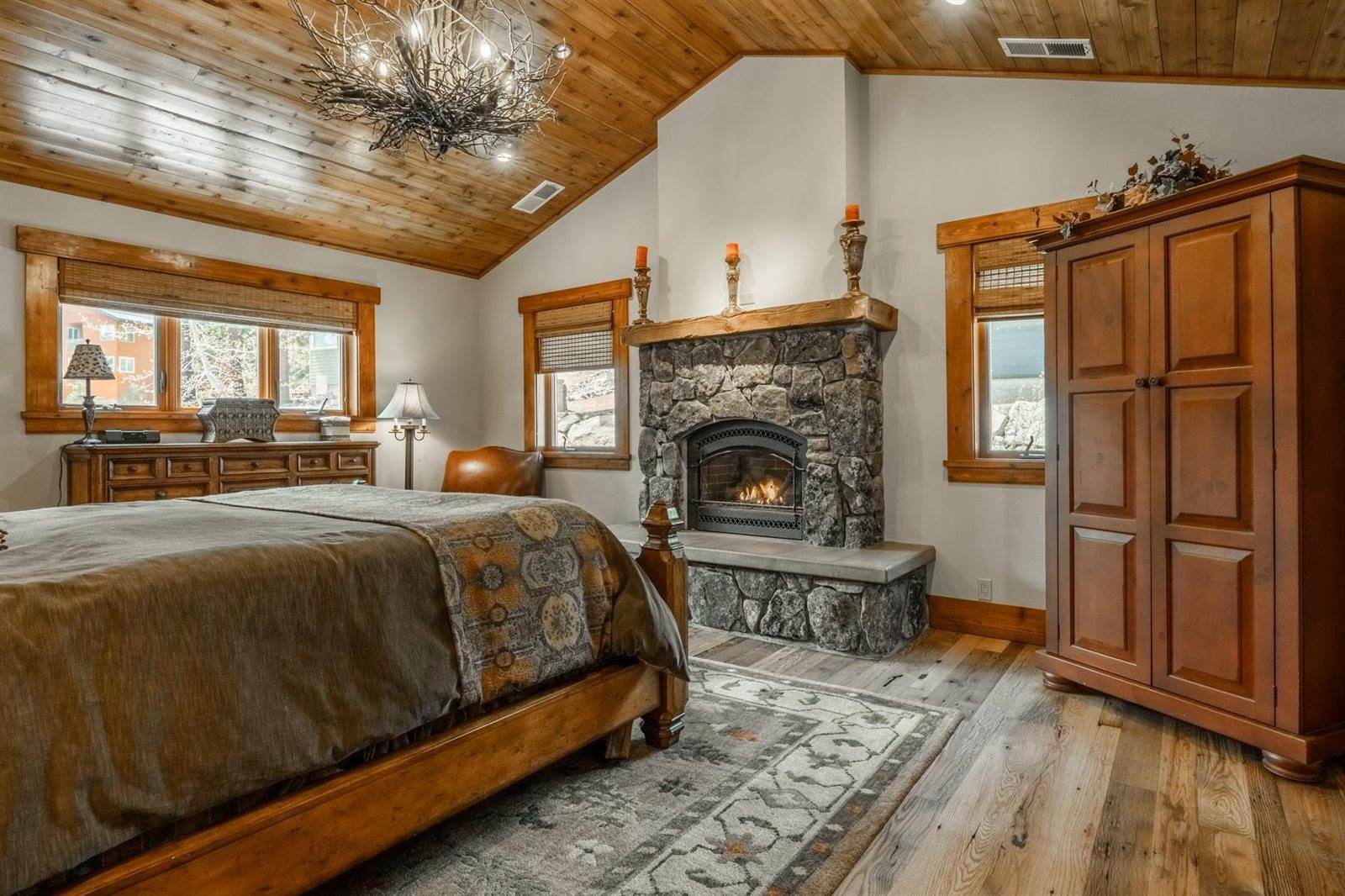 2124 Forest Trail, Mammoth Lakes, CA 93546