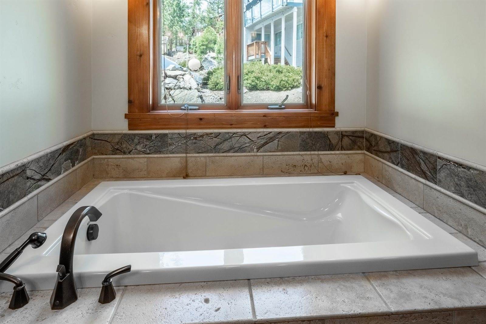 2124 Forest Trail, Mammoth Lakes, CA 93546
