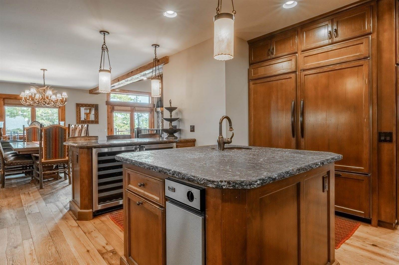 2124 Forest Trail, Mammoth Lakes, CA 93546