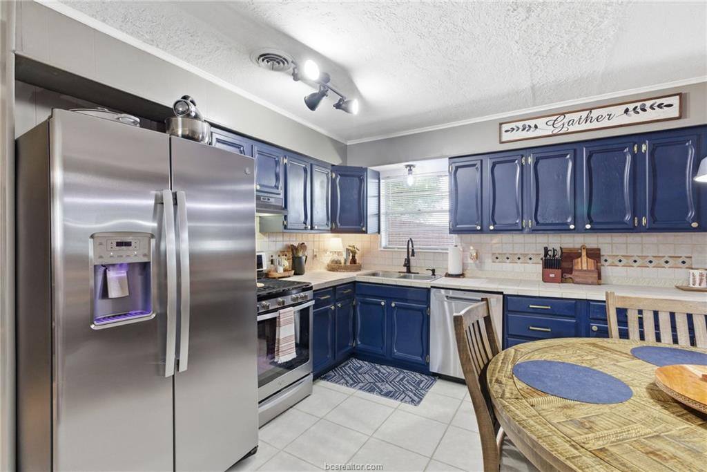 3902 Stillmeadow Drive, Bryan, TX 77802