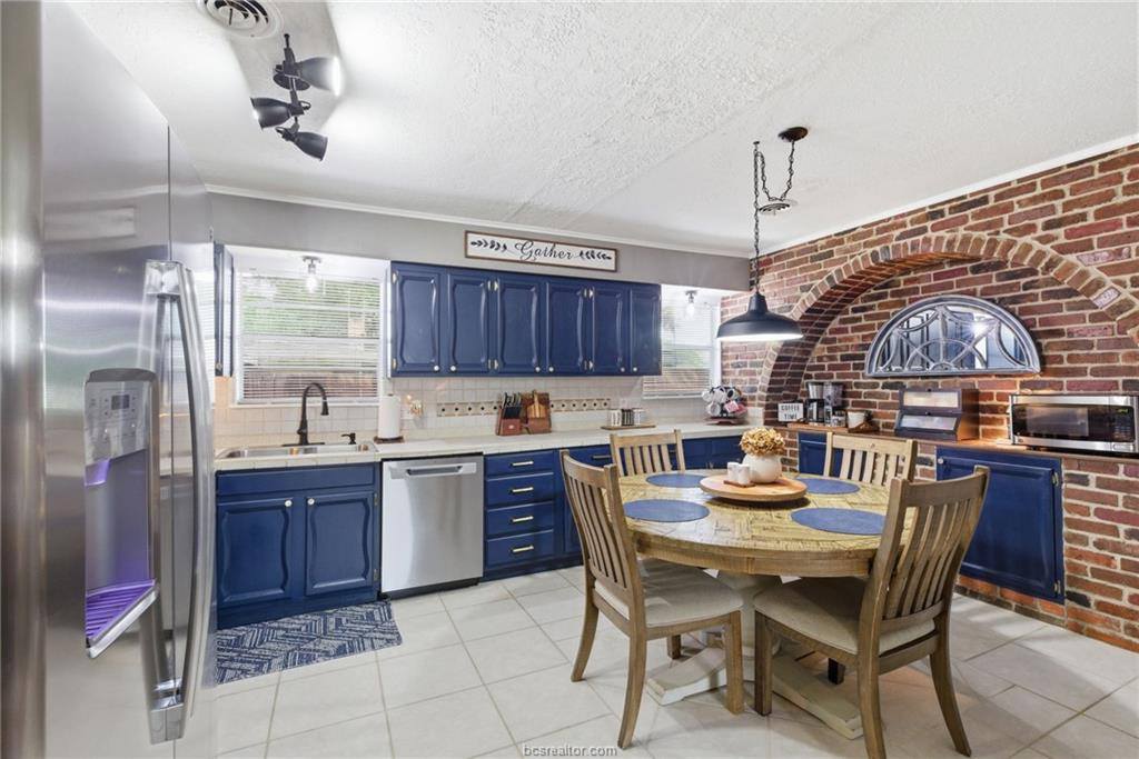 3902 Stillmeadow Drive, Bryan, TX 77802