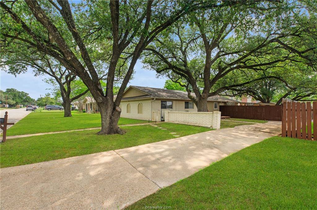3902 Stillmeadow Drive, Bryan, TX 77802