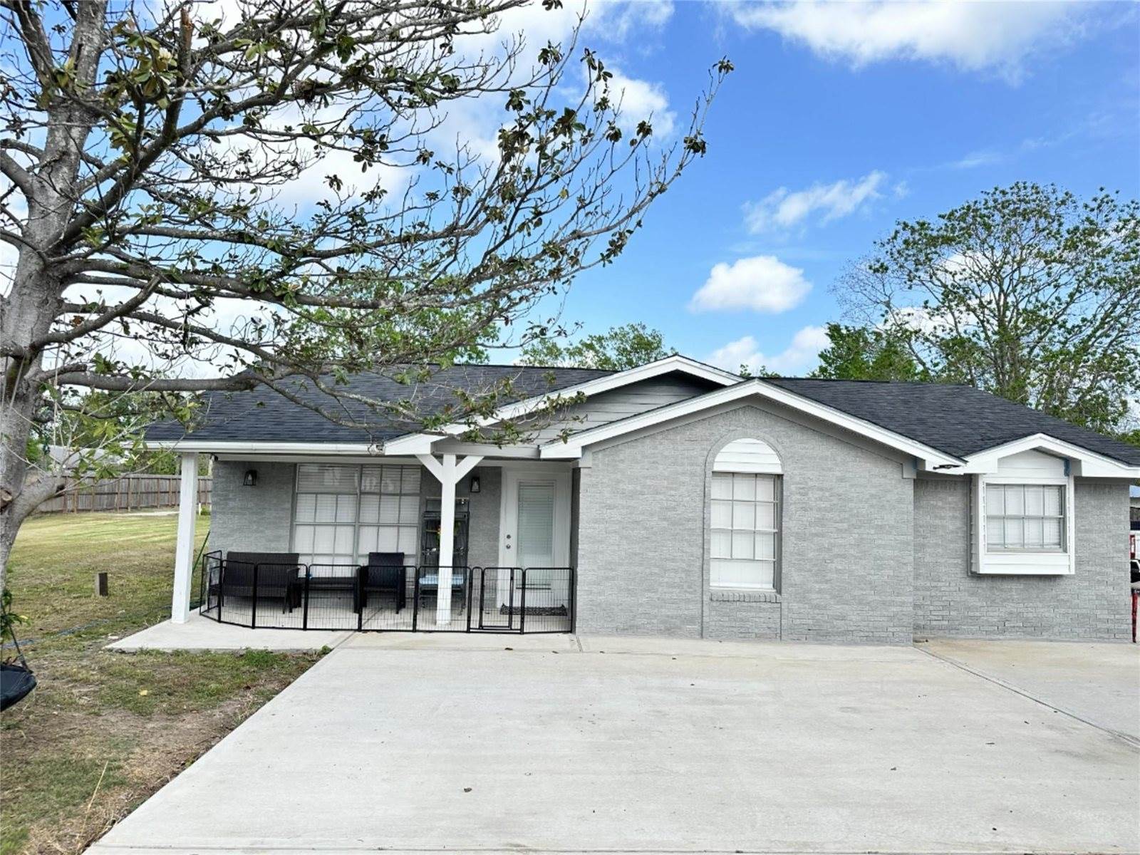 203 South 5th Street, Highlands, TX 77562